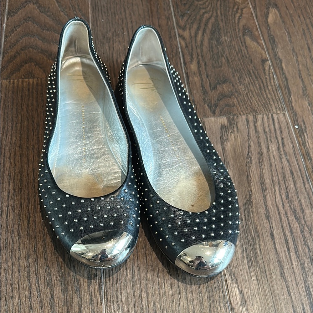 Giuseppe Zanotti
Elegant Black Studded Flats